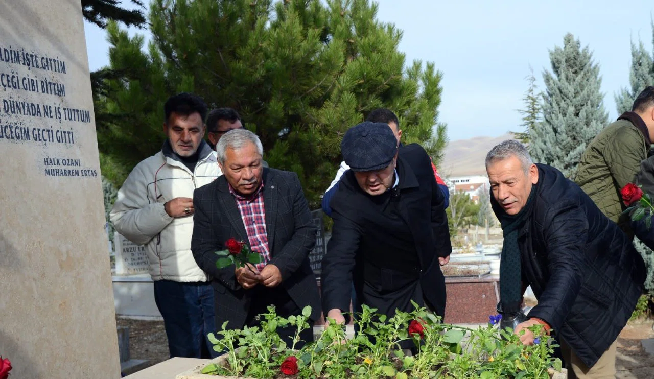 Büyük usta Muharrem Ertaş, vefatının yıl dönümünde anıldı
