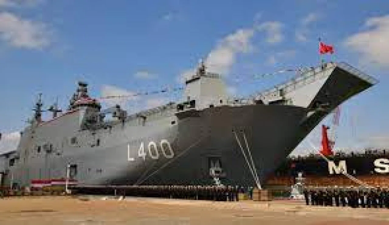 TCG Anadolu'yu ziyaret etmek için kuyruk oluşturdular