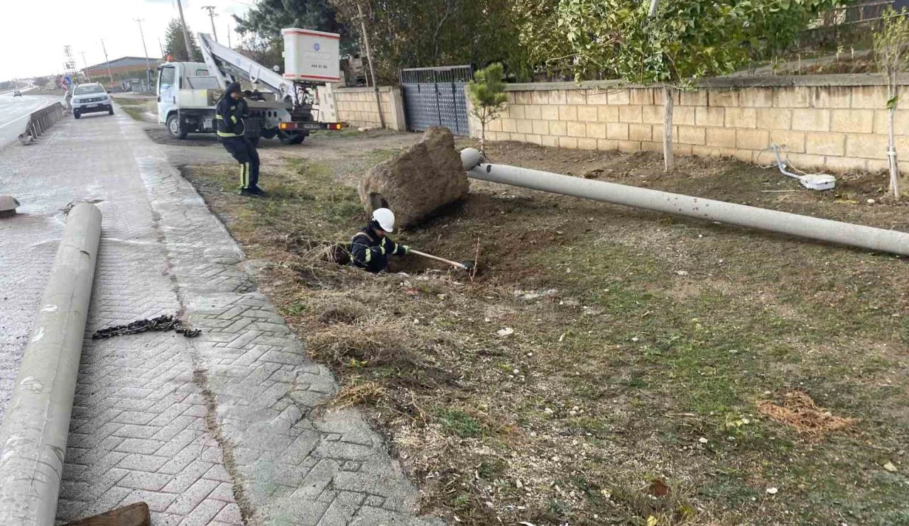 Bu da oldu... Konya'da fırtına elektrik direğini devirdi!