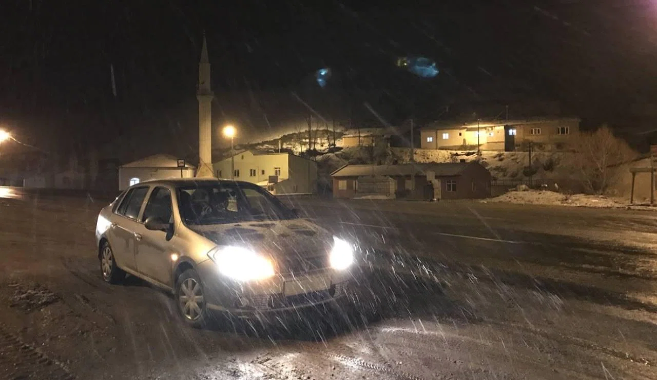 Yoğun kullanılan geçitte ulaşım aksıyor