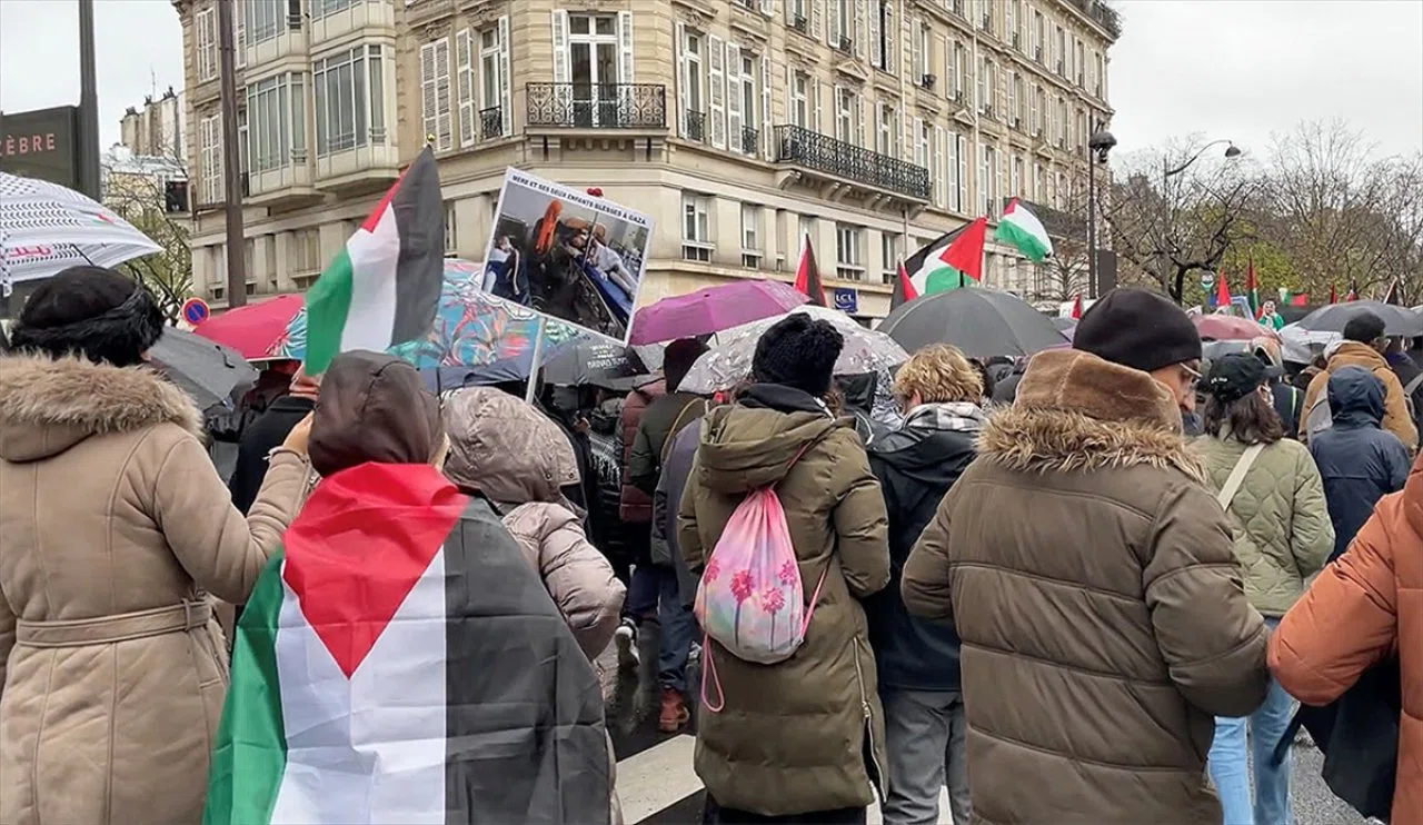 Parisliler, şiddetli yağmura rağmen Gazze'de ateşkes için yürüdü