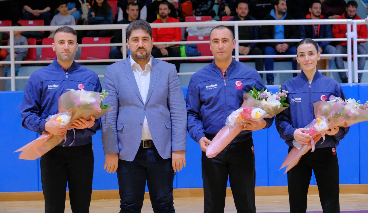 Konya'da maç öncesi hakemlere çiçek