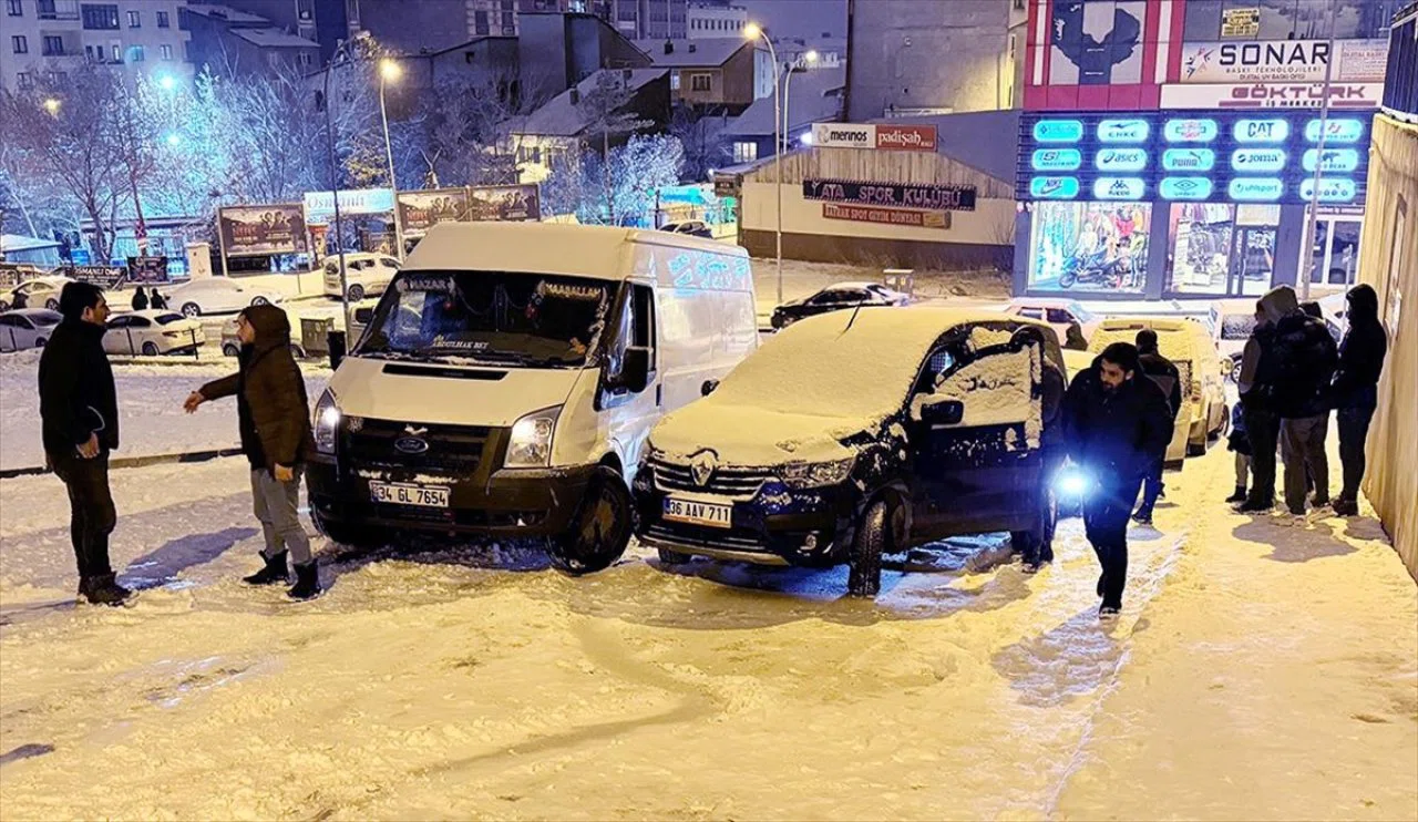 Kar ulaşımı felç etti! O yol trafiğe kapatıldı...