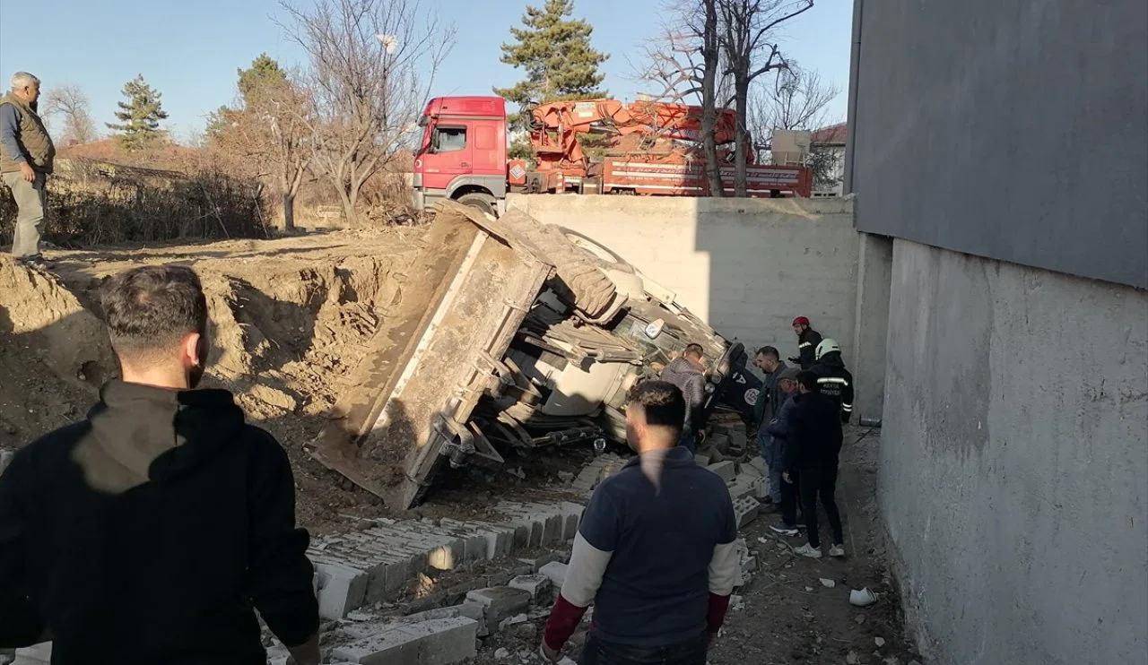 Konya'da talihsiz kaza! Devrilen kepçenin altında kaldı...