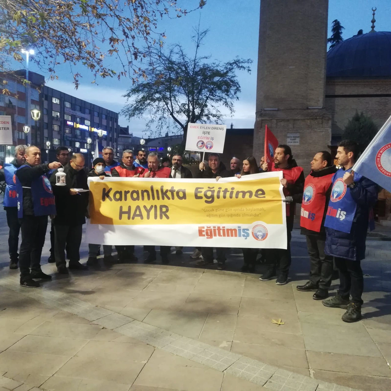 Çocuklar zifiri karanlıkta okula gitmesin!