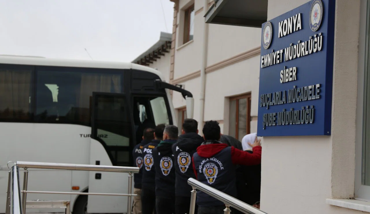 Konya'da siber dolandırıcılara baskın! Çok sayıda kişiye gözaltı...