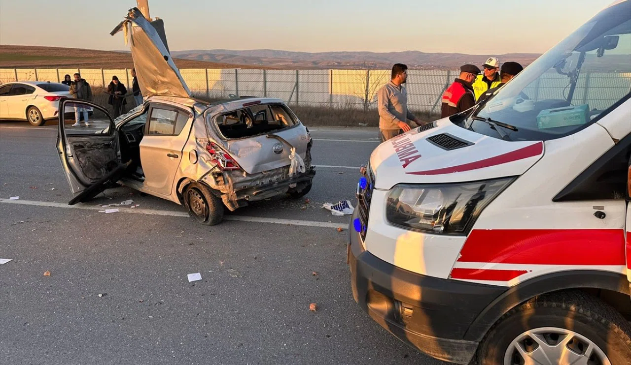 İki otomobil çarpıştı, biri devrildi... Yaralılar var...