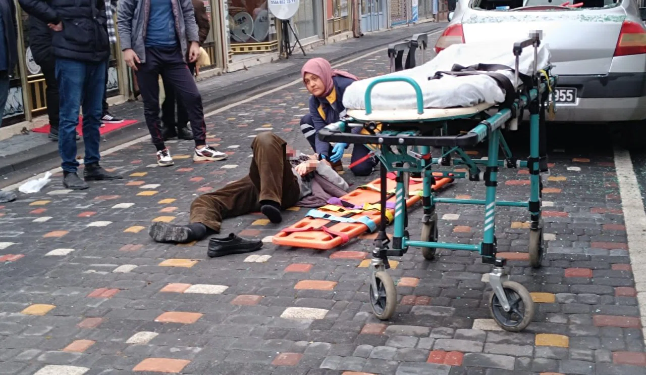 Konya'da talihsiz kaza! Önce arabanın üstüne düştü, sonra yola savruldu...