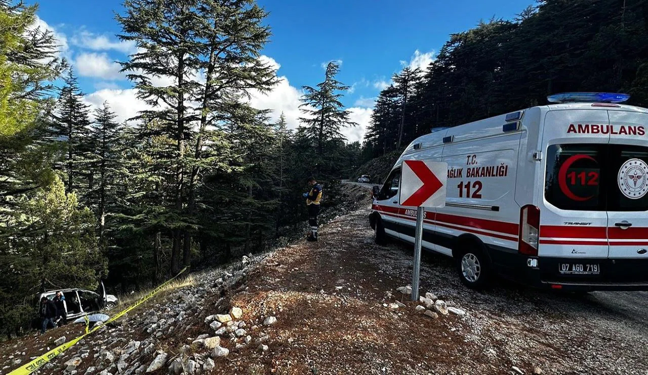 Antalya'da feci kaza! Araç devrildi...