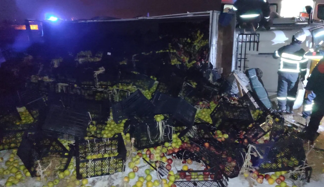 Konya'da elma yüklü kamyonun hazin sonu! Bakın nasıl devrildi...