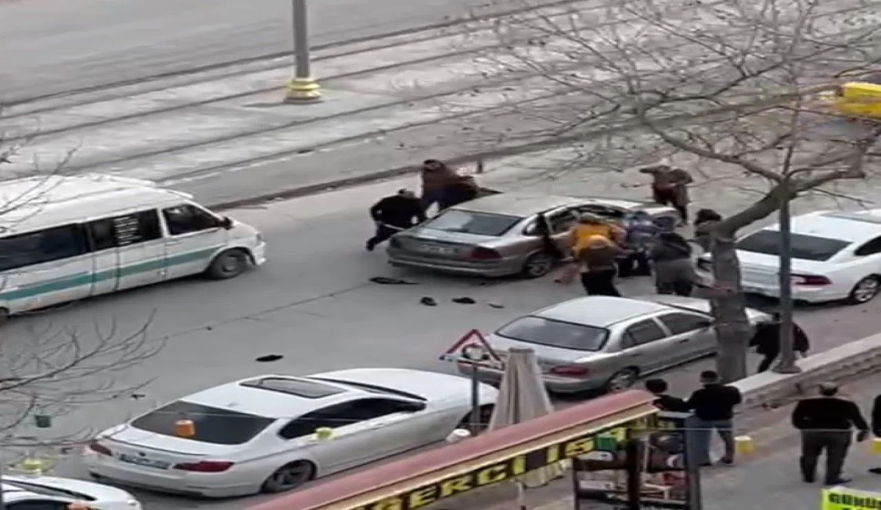 Konya'da trafiğin göbeğinde dehşet! Son anda kefeni yırttı...