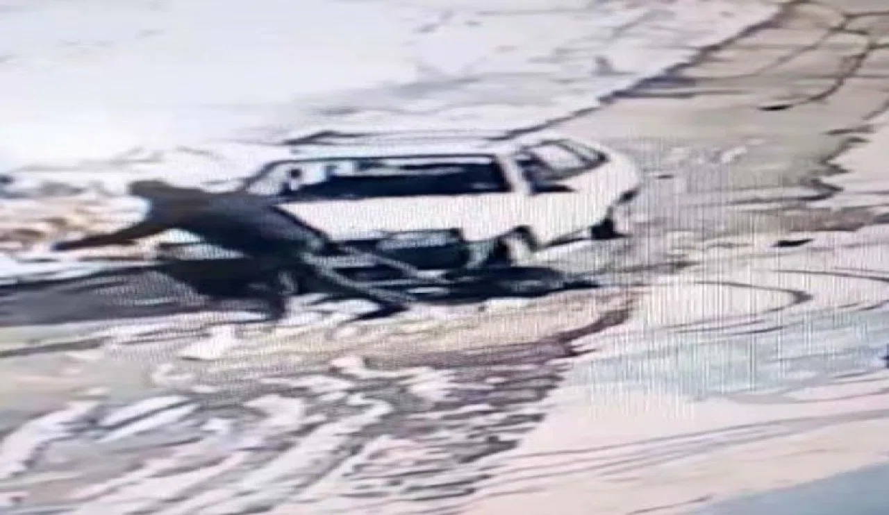 Husumetli olduğu kişiye arabayla çarptı, sopalarla öldürdü!