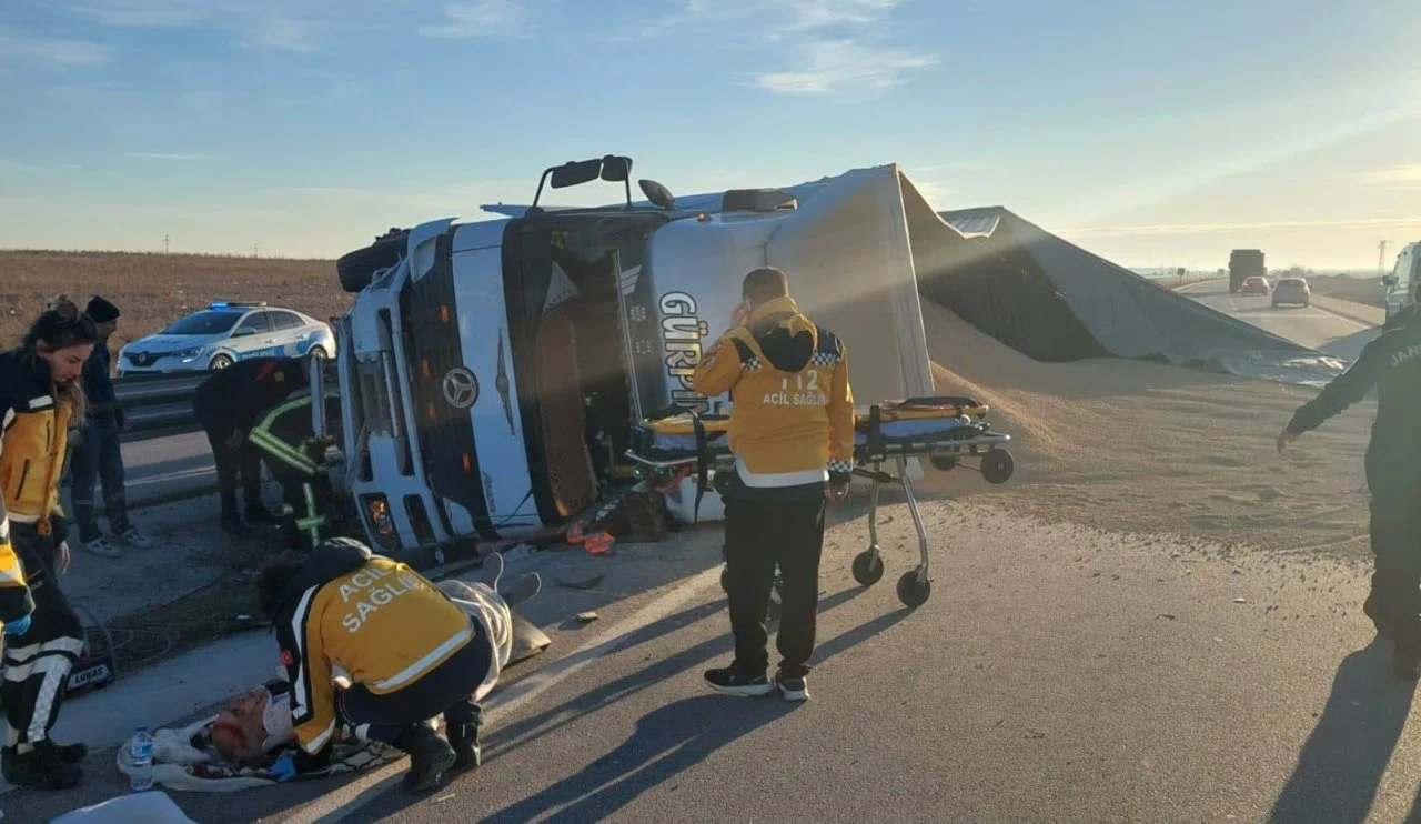 Konya'da feci kaza! Buğday yüklü tır devrildi... Ölüler ve yaralılar var....