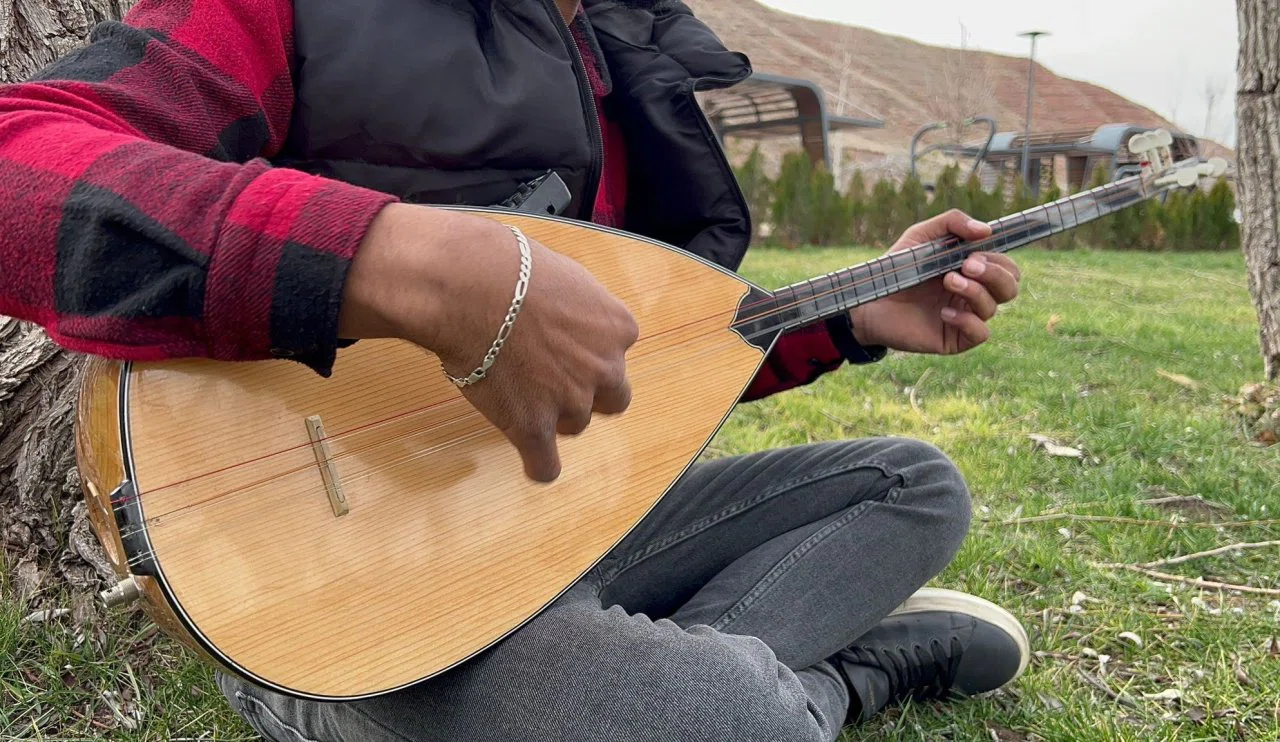Kendi kendine öğrendiği bağlama, şimdi geçim kaynağı...