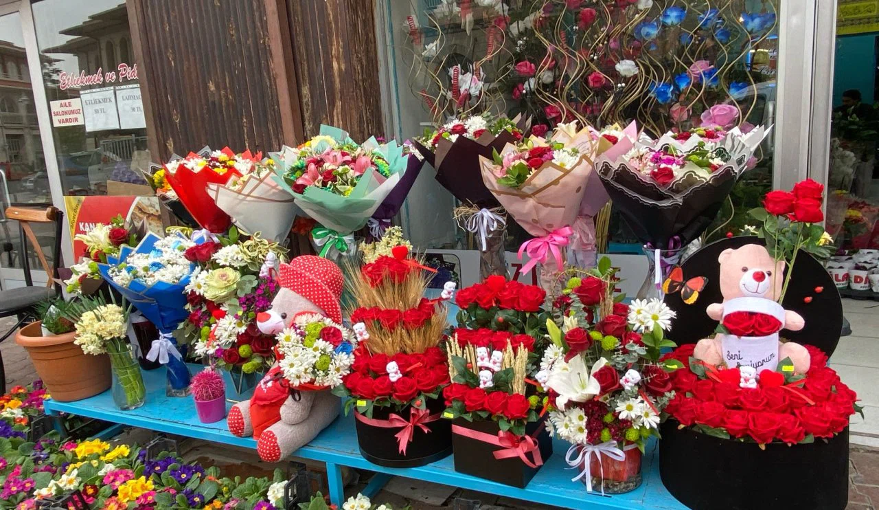Sevgililer Günü'ne özel çiçeklerin anlamını öğrenince şoke olacaksınız! Konya'da o çiçekçi anlattı...