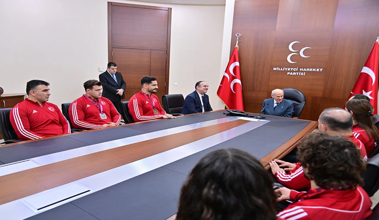 MHP Lideri Bahçeli'den Milli gururumuz güreşçilere tebrik ve destek!