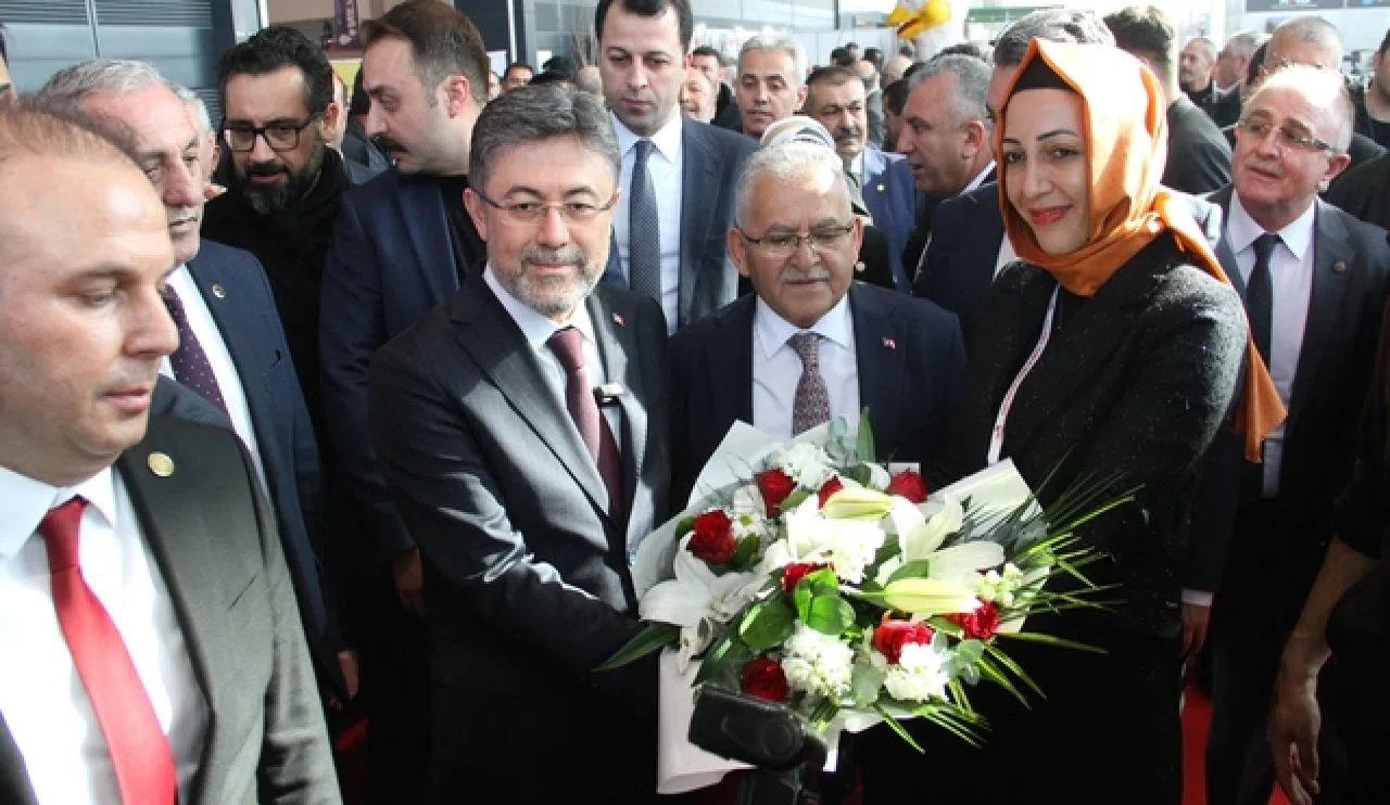 Bakan yumaklı kayseri'de çiftçilerle buluştu: Fidan dağıttı, sorunları dinledi!