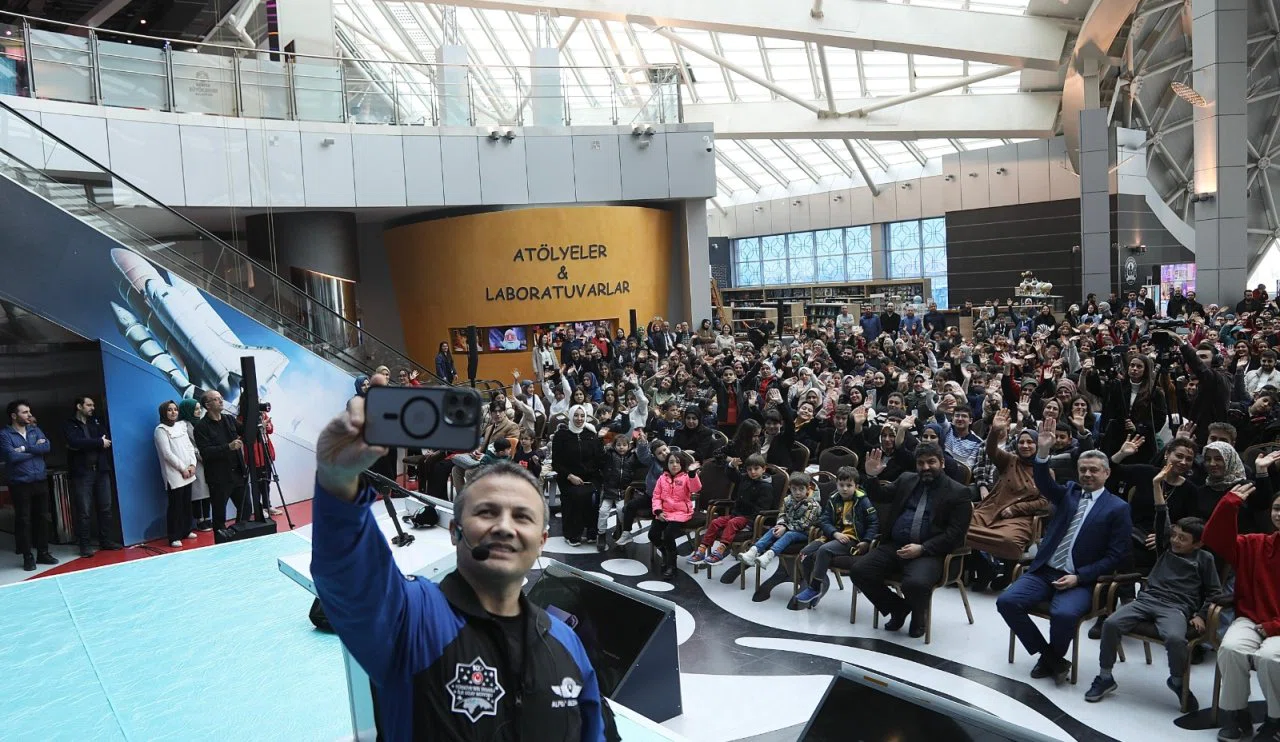 Uzaydan Dünyaya gelen bir mesaj: Ben sizlerle gurur duyuyorum