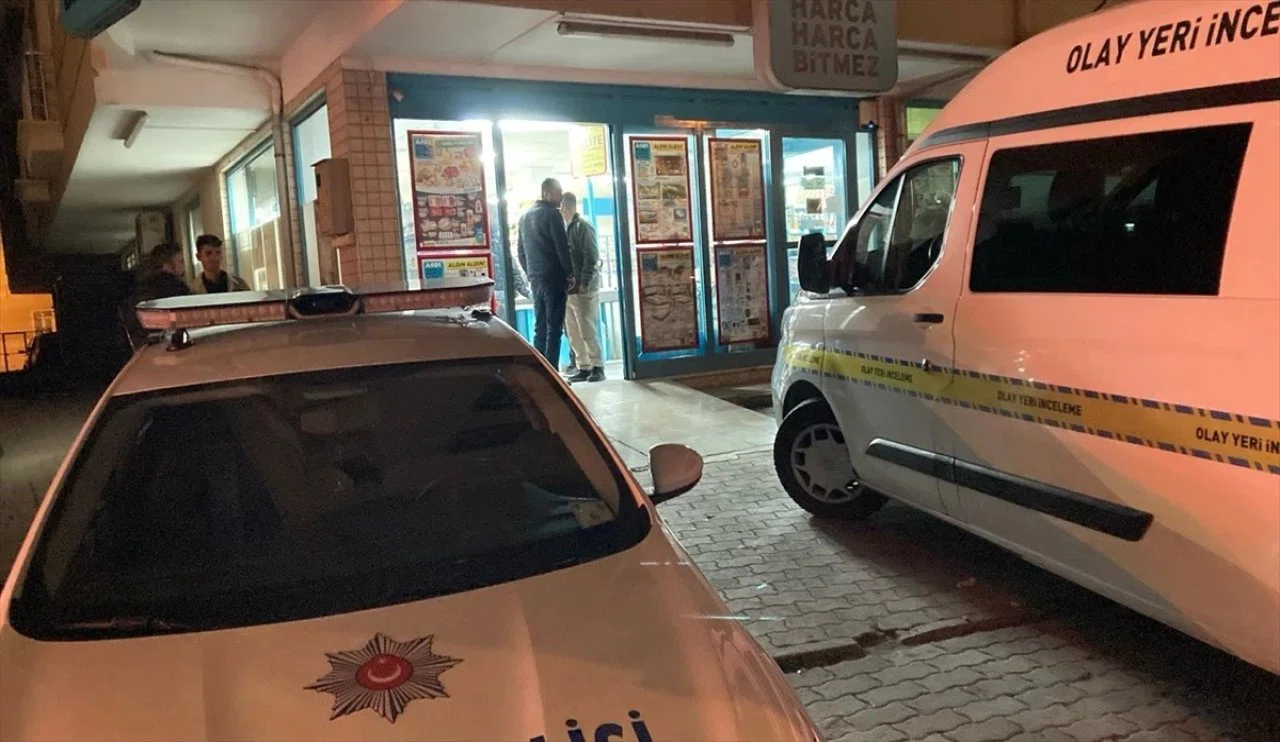 Konya'da market soygunu! Silahlı saldırgan kasadaki paraları alıp kaçtı!