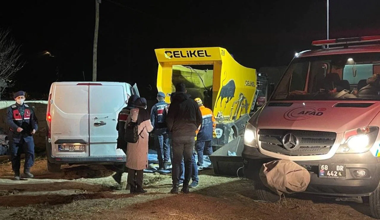 Yem karma makinesine düştü: Acı son!