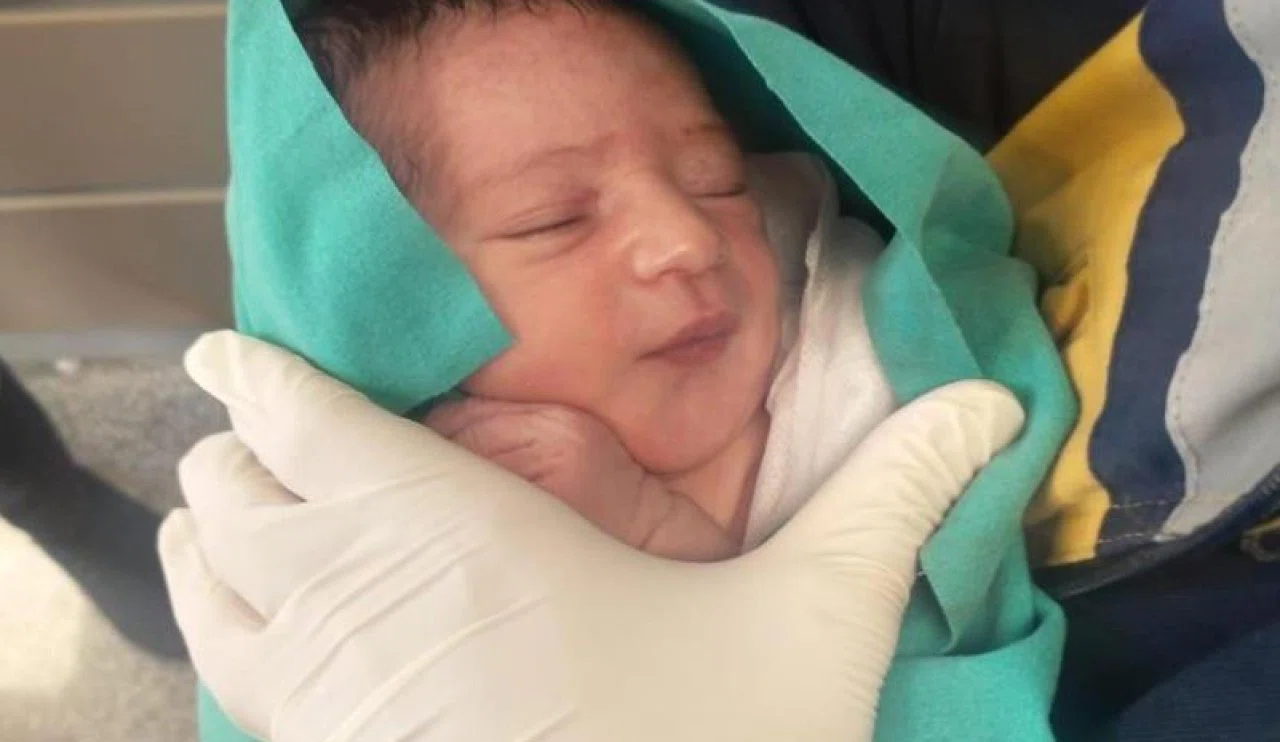 Yeni doğmuş bebek cami avlusunda terk edildi