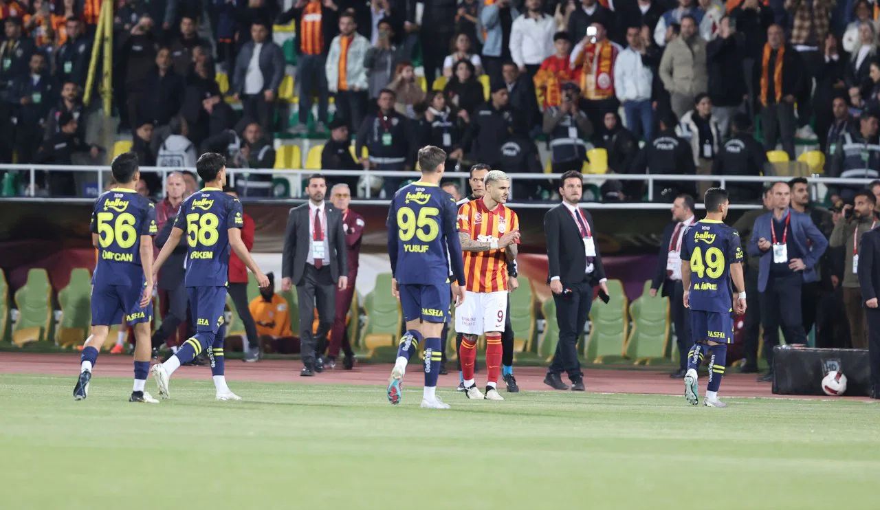 Yarıda kalan Süper Kupa maçı tarihe geçti! İşte yaşanan ilkler