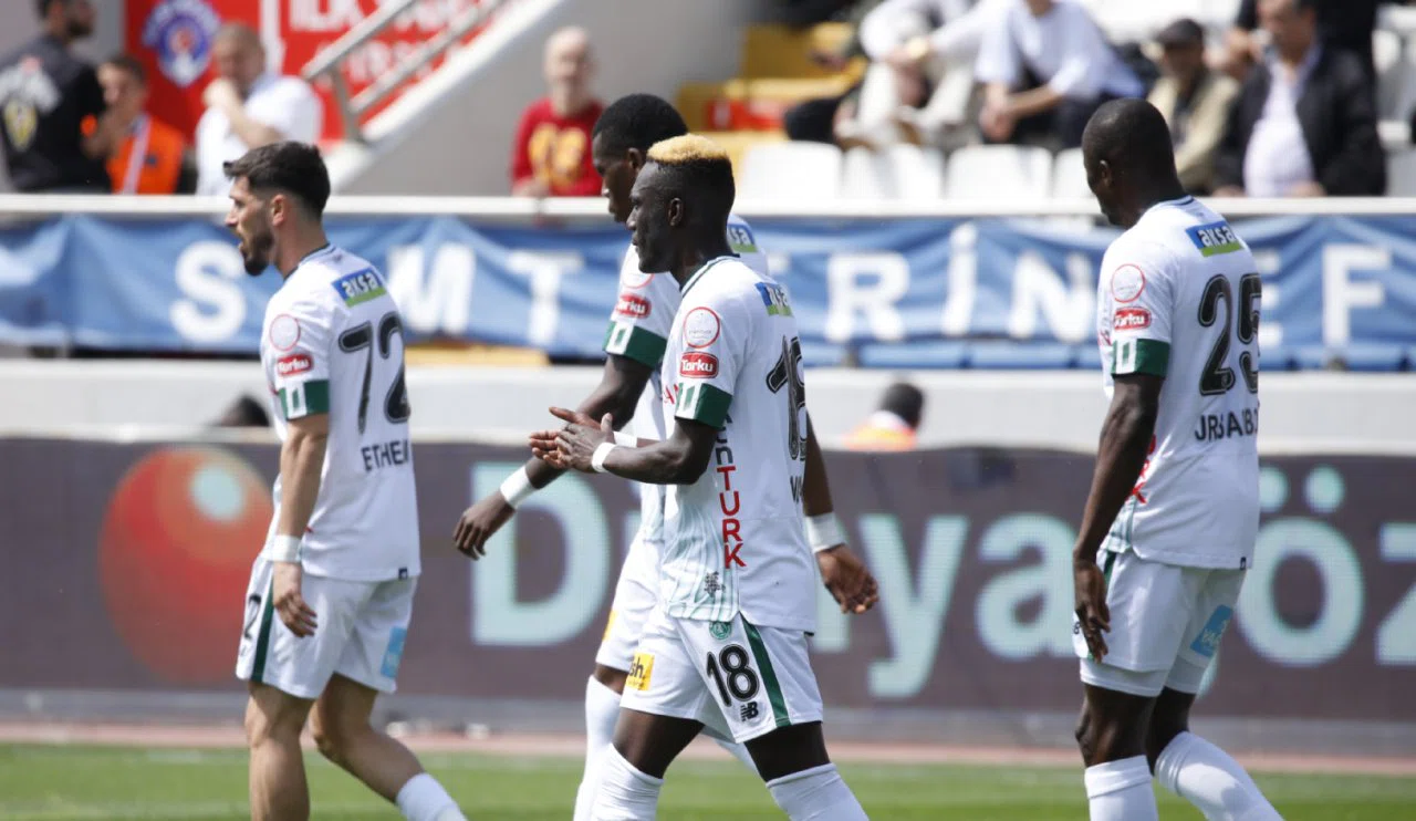 Konyasporlu Ndao çok mutlu! Ligde kalmayı hak ediyoruz