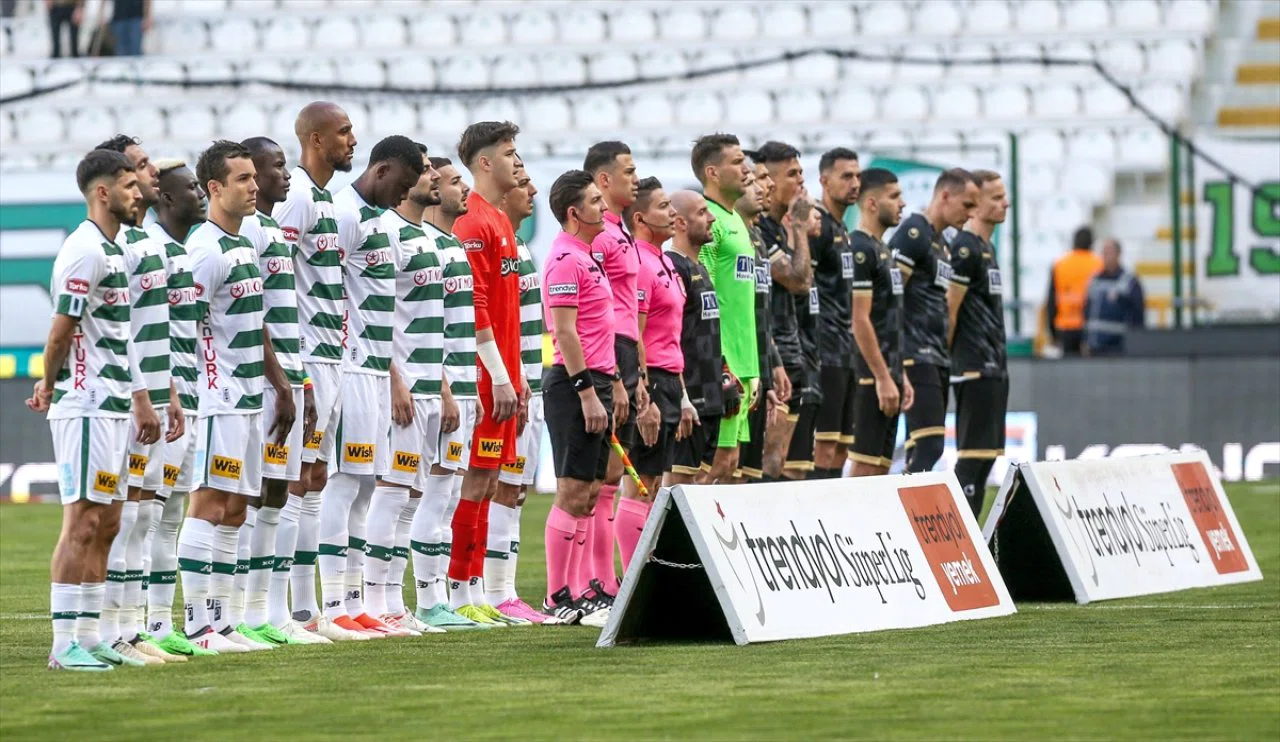 Konyaspor taraftarından takıma tepki! Kötü futbola isyan ettiler!