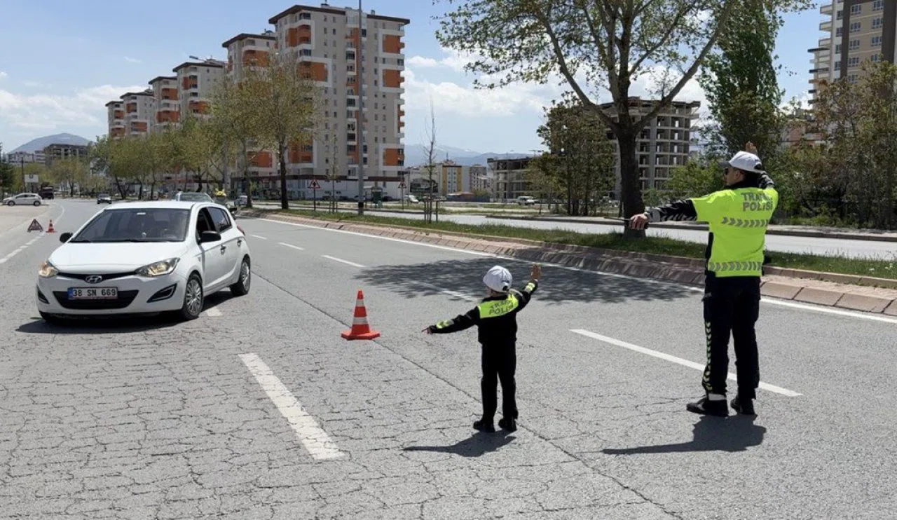 23 Nisan'da Trafik Polisi olan çocuklar sosyal medyada büyük beğeni topladı