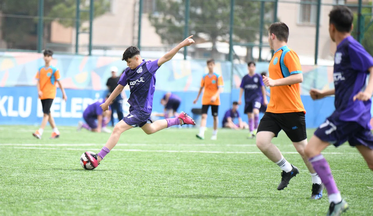 Selçuklu'da 24 ortaokulun katıldığı dev turnuva başladı