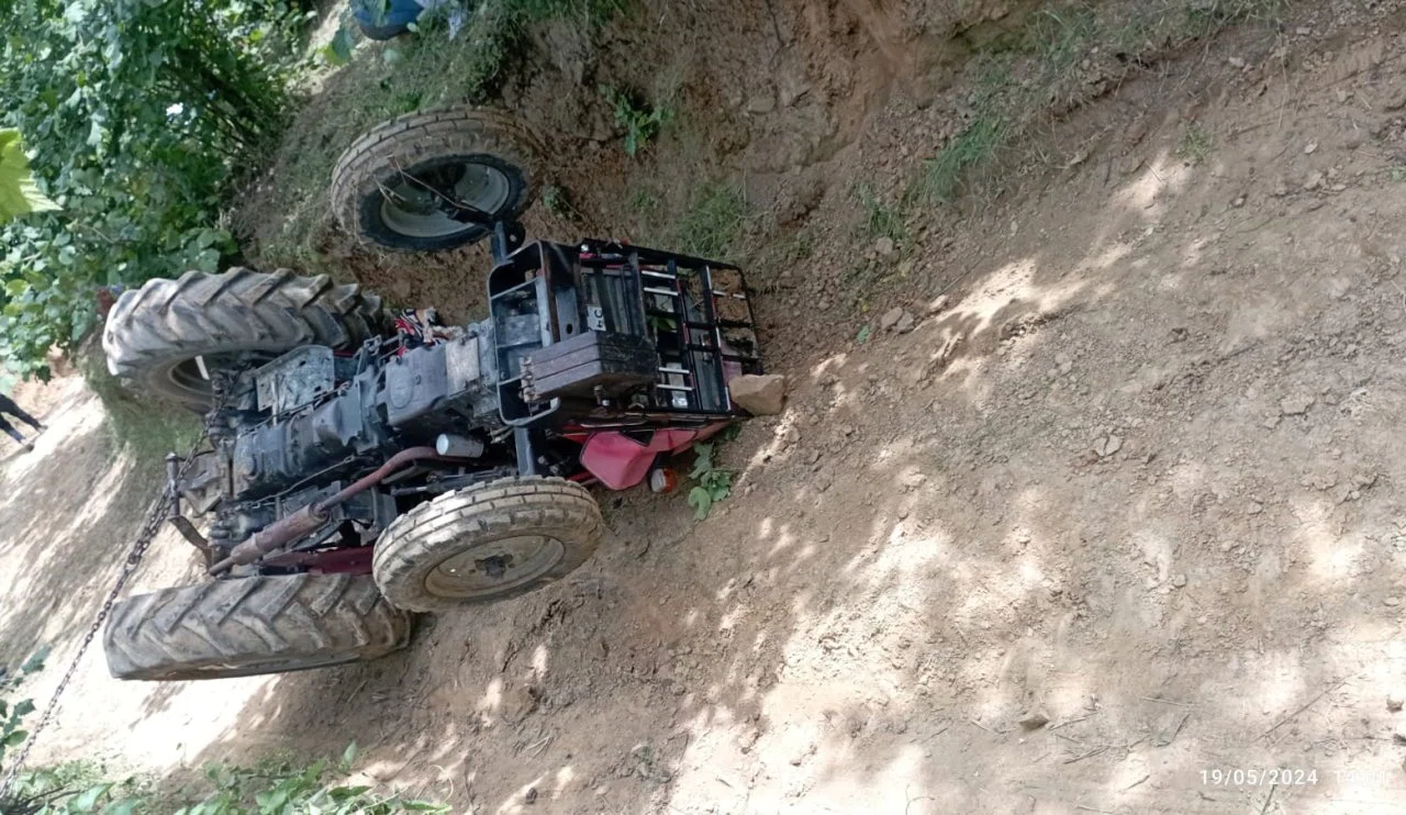 Traktör devrildi! Sürücüsü feci şekilde can verdi...