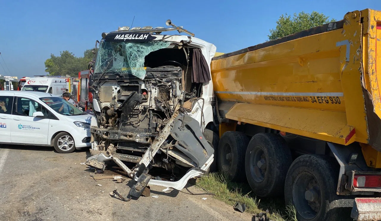 İşçi otobüsü ile tır çarpıştı çok sayıda yaralı var!