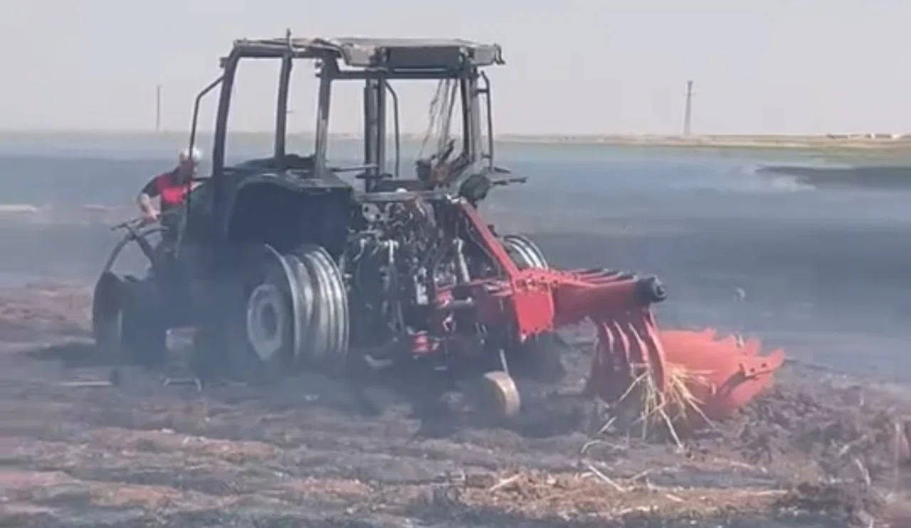 O ilde traktör alevlere teslim oldu. 300 dönüm buğday tarlası yanarak kül oldu!