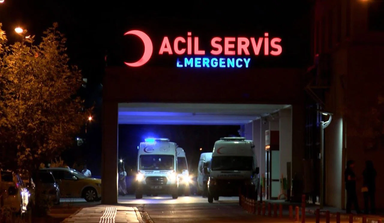 Otomobil kamyonla çarpıştı! Yaralılar var...