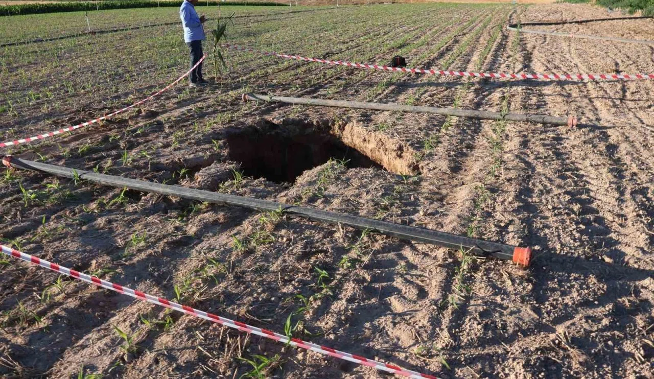 Aksaray'da korkutan obruk! Mısır tarlası göçtü...