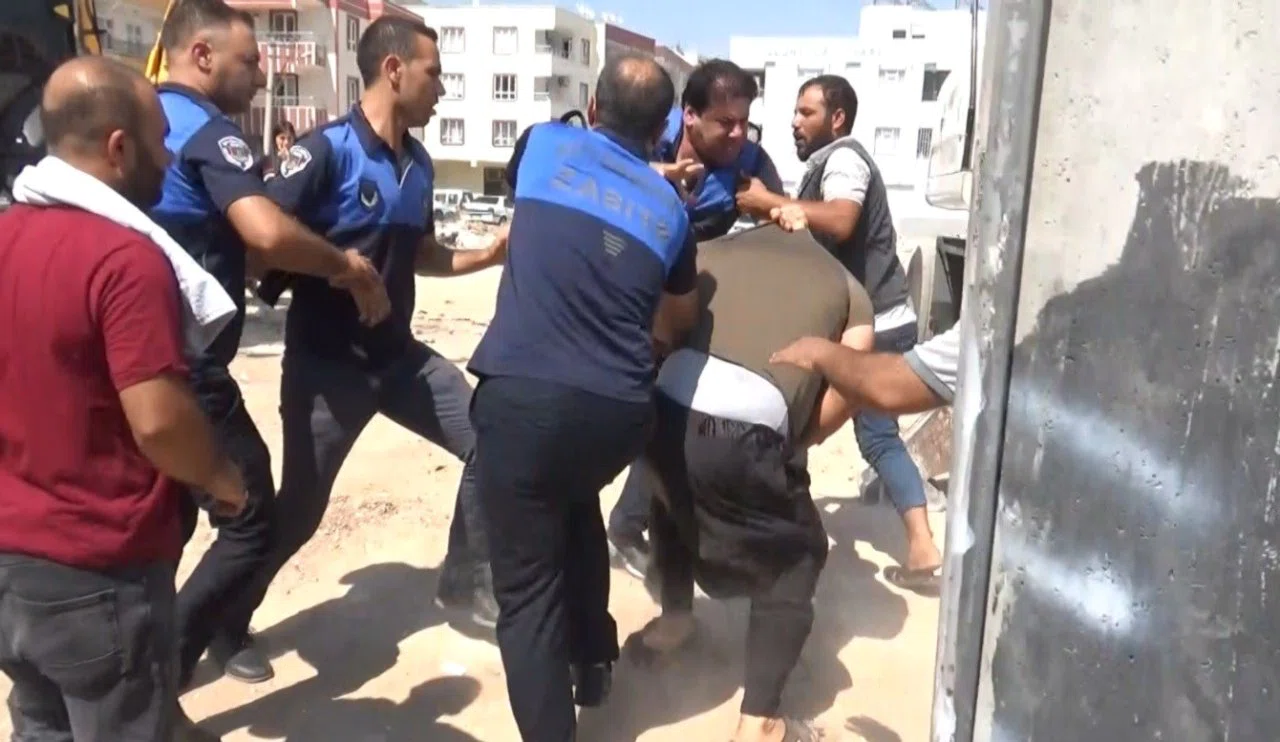 "Babamı dövmeyin" diye yalvardı zabıta ile esnaf kavga etti...