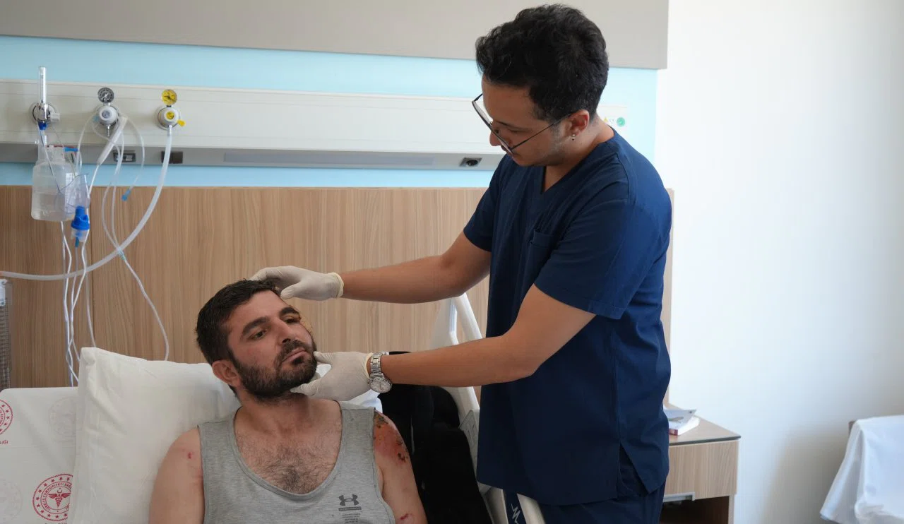 Trafik kazasında yüzüne ciddi hasar aldı! Bacağından doku alındı...
