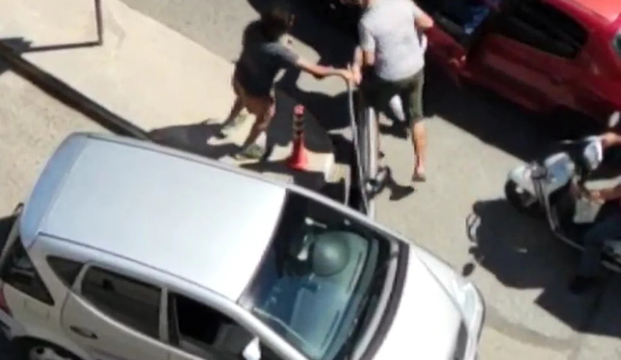 Trafiğin göbeğinde krikolu kavga! Tekme tokat birbirine girdiler...