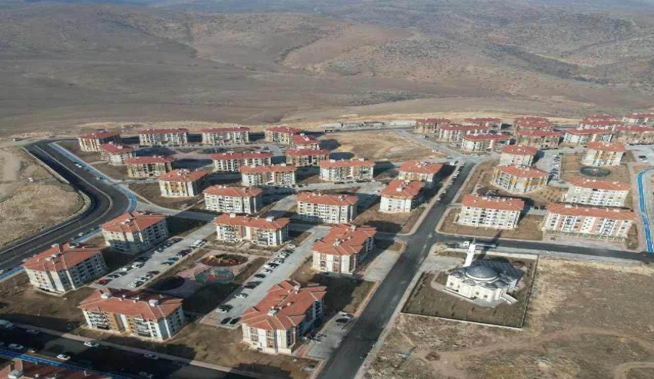 Ardıçlı TOKİ'de oturan vatandaşlar isyan etti!