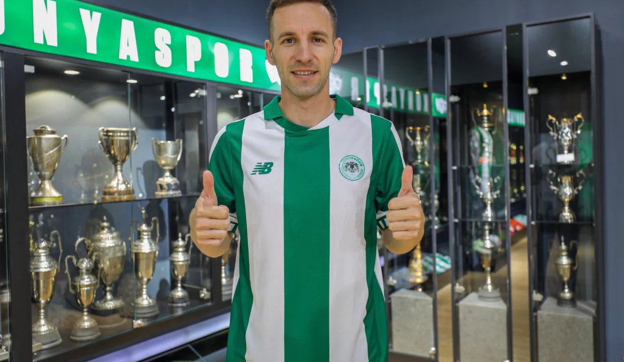Konyaspor'un yeni sağ beki imzayı attı! Taraftarımızın karşısına çıkmak için sabırsızlanıyorum"