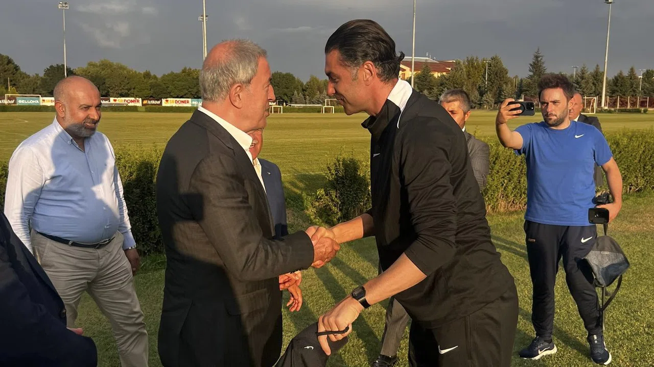 Hulusi Akar’dan Konyaspor maçı öncesi antrenman ziyareti