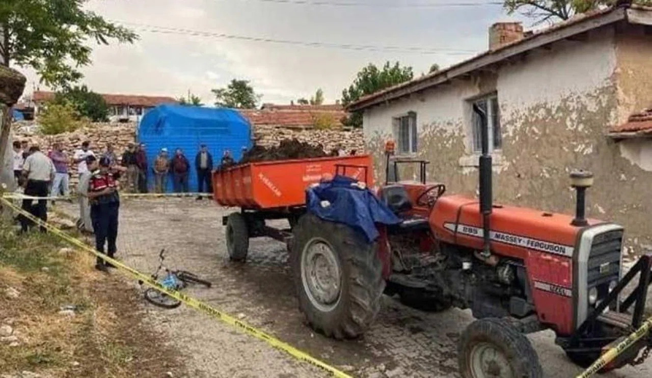 Küçük çocuk traktöre sıkıştı! Feci bir şekilde can verdi...