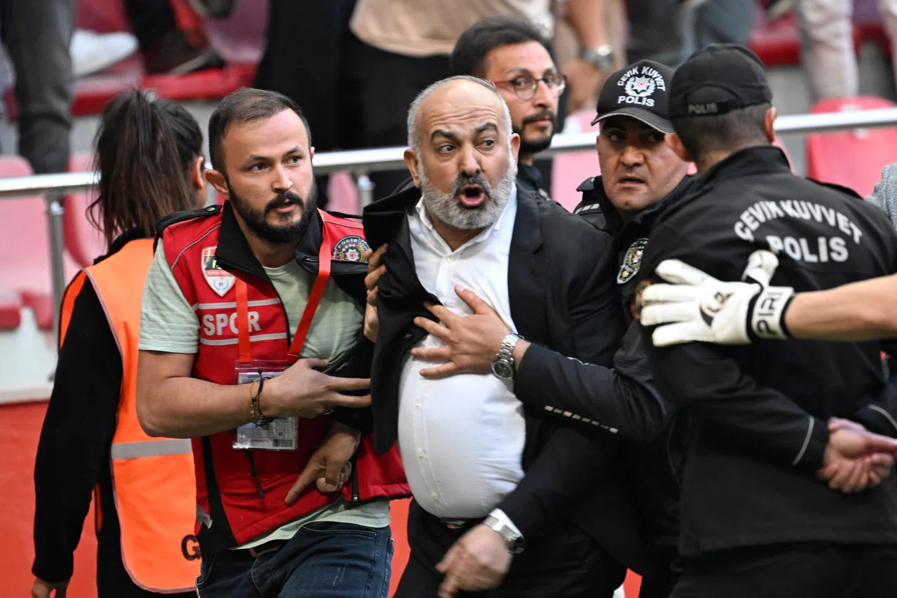 Konyaspor maçında sahaya giren Başkan, bu kez hakemleri çok beğendi