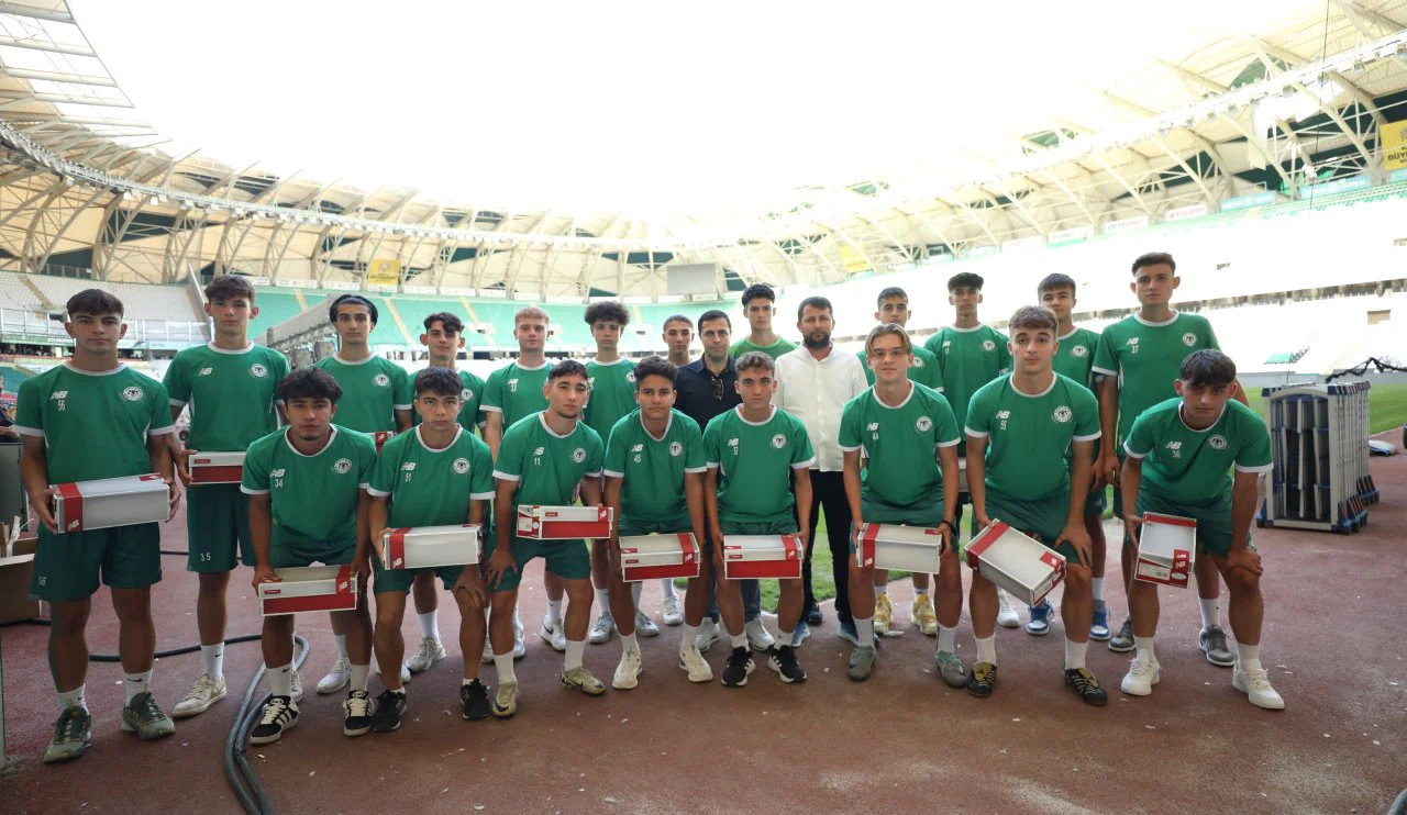 Konyaspor Başkanı Ömer Korkmaz, genç oyunculara verdiği sözü tuttu