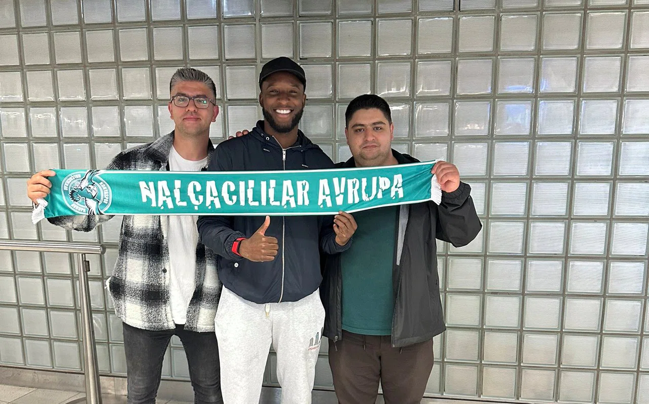 Konyaspor’un yeni stoperini, Hollanda’dan taraftarlar uğurladı