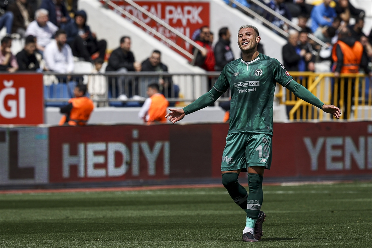 Eski Konyasporlu stoper yeniden Süper Lig'de! 2 yıllık imzayı attı