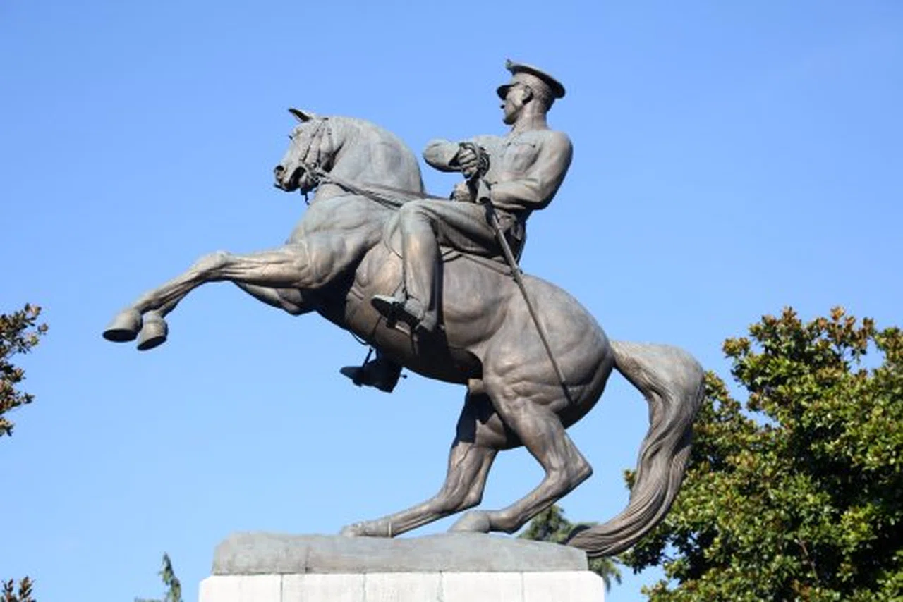 Kent meydanlarının simgesi: Atatürk heykelleri