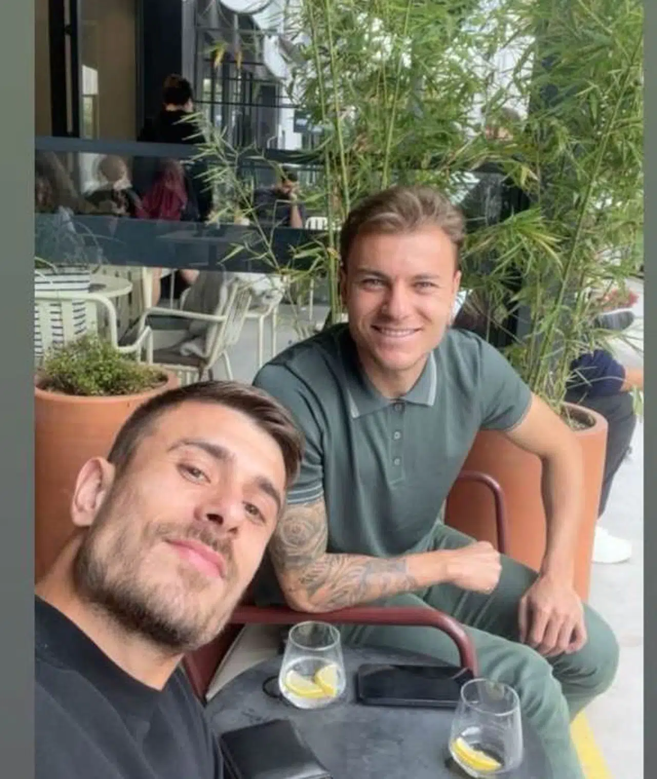 Konyasporlu oyuncu, eski takım arkadaşı ile buluştu