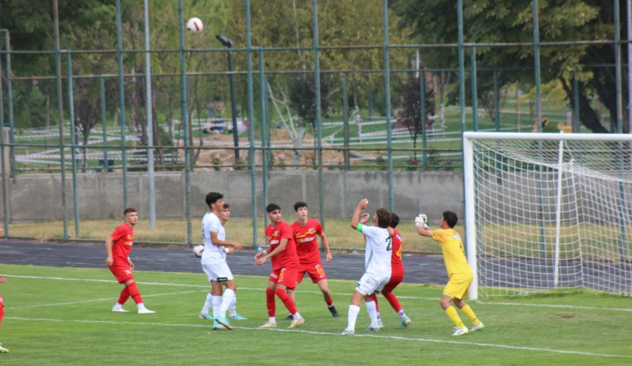 Konyaspor, 5 gollü maçta Sivasspor'a mağlup oldu