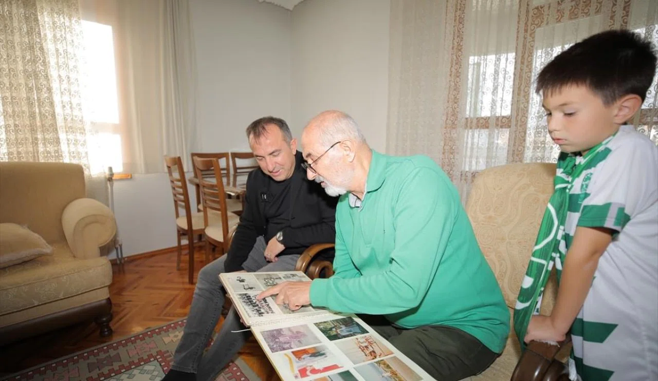 Konyaspor Teknik Direktörü, emekli öğretmene sürpriz yaptı